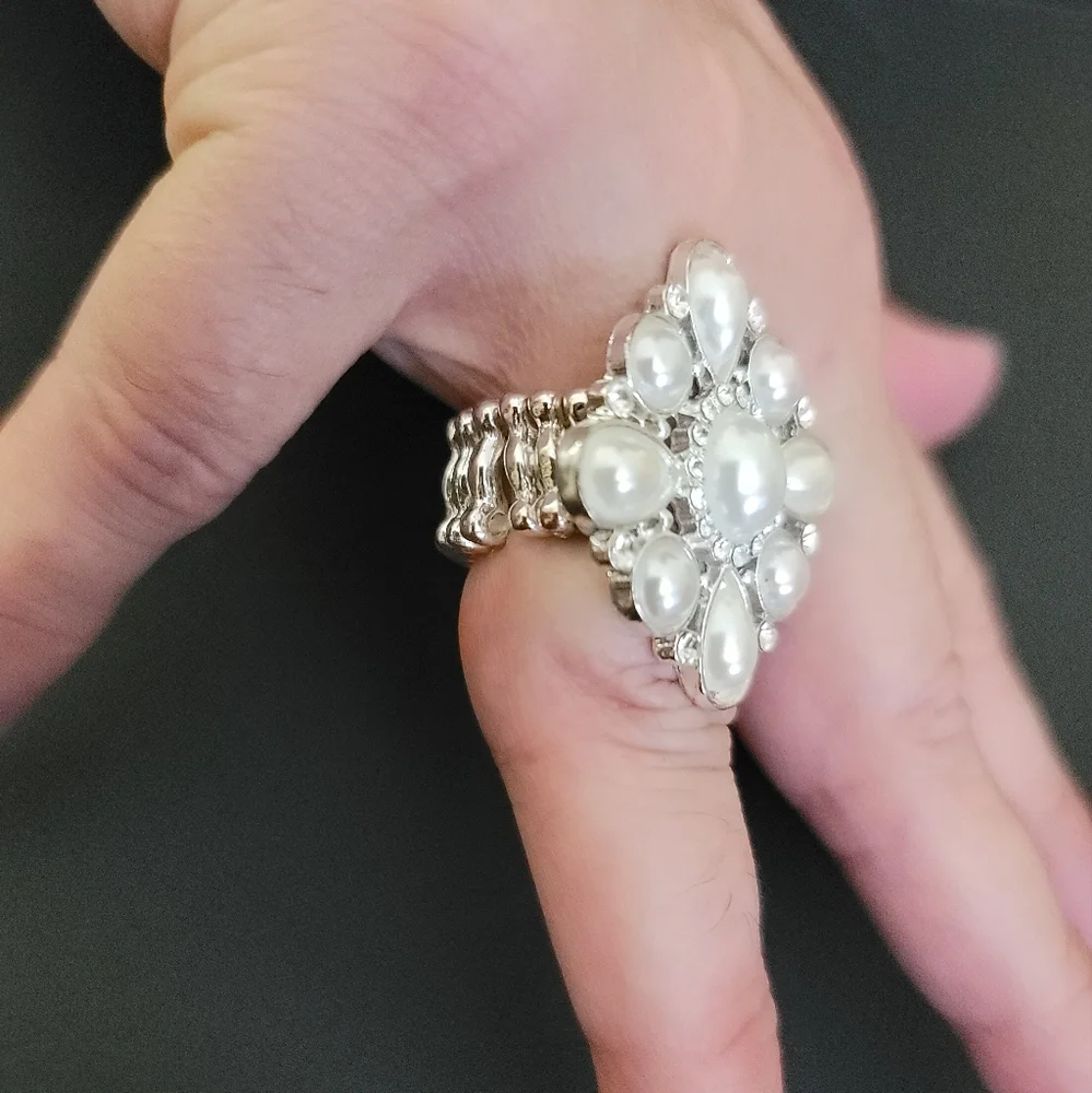 NWOT Vintage Floral Cluster Ring Adjustable Size with stretch